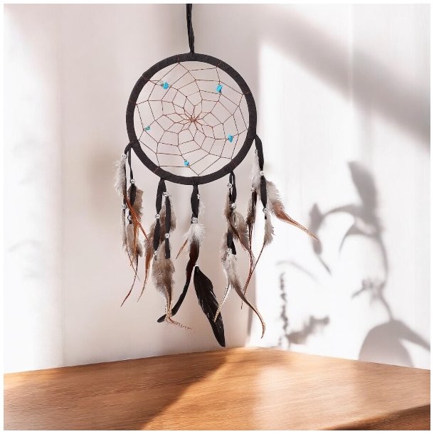 Hndlavet sort drmmefanger med bl howlit og gte fjer  22 cm diameter, 64 cm lang