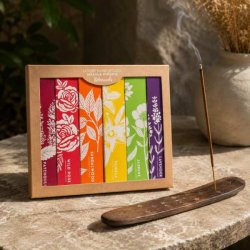 Elements Botanicals luksus h�ndrullede masala r�gelsespinde p� stenbord ved siden af en r�gelsesholder med t�ndt r�gelsespind.