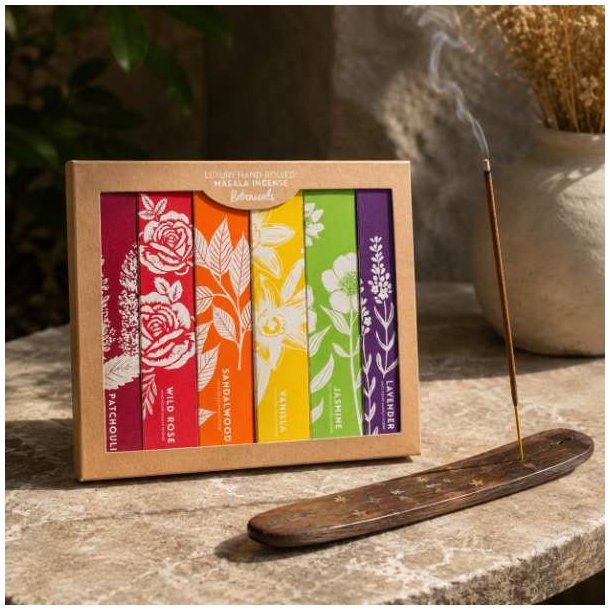 Elements Botanicals luksus h�ndrullede masala r�gelsespinde p� stenbord ved siden af en r�gelsesholder med t�ndt r�gelsespind.