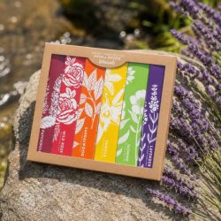 Elements Botanicals luksus h�ndrullede masala r�gelsespinde p� natursten med lavendel i natursk�nne omgivelser.