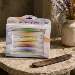 Elements Premium Gift Pack r�gelsess�t p� stenbord ved siden af en r�gelsesholder med t�ndt r�gelsespind.