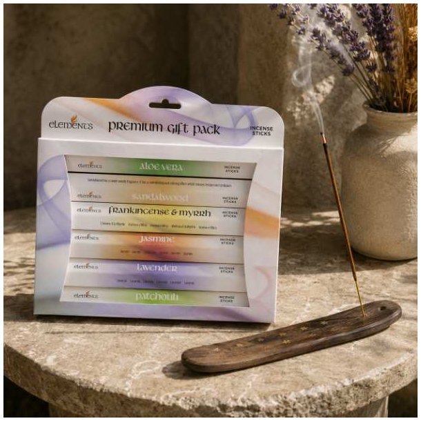 Elements Premium Gift Pack r�gelsess�t p� stenbord ved siden af en r�gelsesholder med t�ndt r�gelsespind.