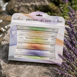 Elements Premium Gift Pack r�gelsess�t p� natursten med lavendel i natursk�nne omgivelser.