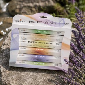 Elements Premium Gift Pack r�gelsess�t p� natursten med lavendel i natursk�nne omgivelser.