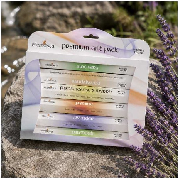Elements Premium Gift Pack r�gelsess�t p� natursten med lavendel i natursk�nne omgivelser.