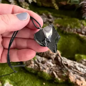 Elite Shungit Vedh�ng � 3,1 x 2,4 cm med Vokset Sort Sn�re