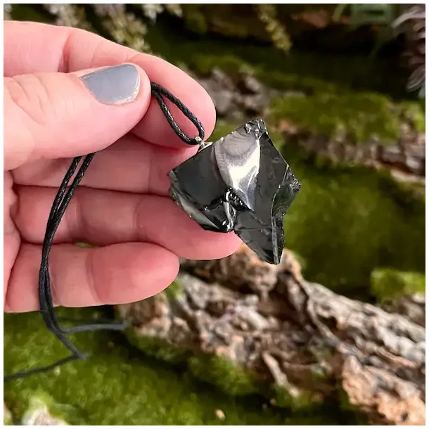 Elite Shungit Vedhng  3,1 x 2,4 cm med Vokset Sort Snre