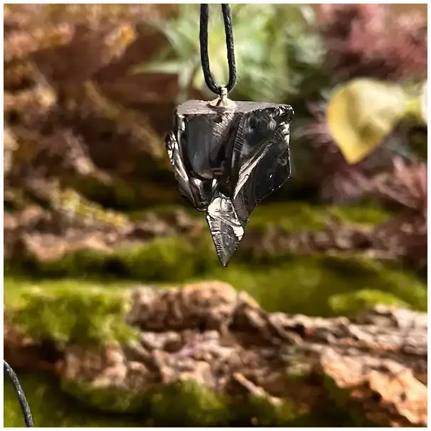 Elite Shungit Vedhng  3,1 x 2,4 cm med Vokset Sort Snre