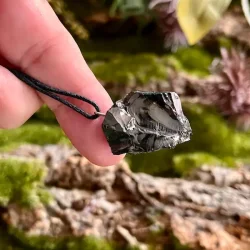 Elite Shungit Vedhng  2,6 x 2 cm med Vokset Sort Snre