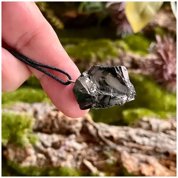 Elite Shungit Vedhng  2,6 x 2 cm med Vokset Sort Snre