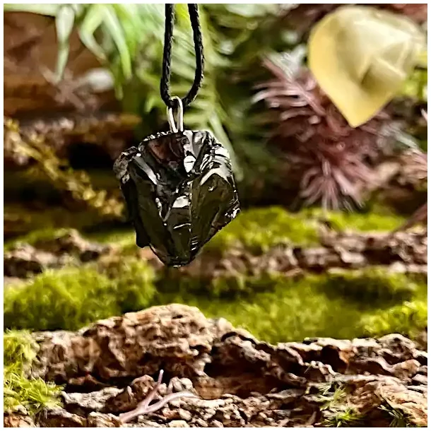 Elite Shungit Vedhng  2,6 x 2 cm med Vokset Sort Snre