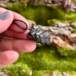 Elite Shungit Vedhng  2,6 x 1,7 cm med Vokset Sort Snre