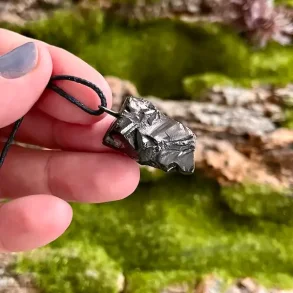 Elite Shungit Vedh�ng � 2,6 x 1,7 cm med Vokset Sort Sn�re