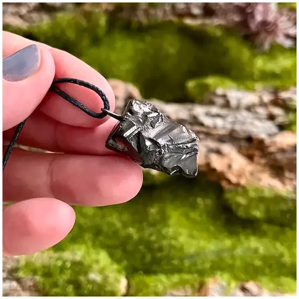 Elite Shungit Vedhng  2,6 x 1,7 cm med Vokset Sort Snre