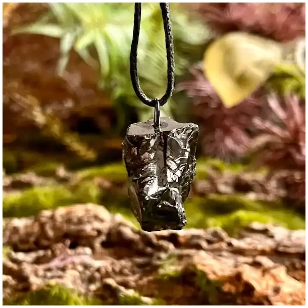 Elite Shungit Vedhng  2,6 x 1,7 cm med Vokset Sort Snre