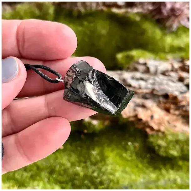 Elite Shungit Vedhng  2,9 x 1,8 cm med Vokset Sort Snre