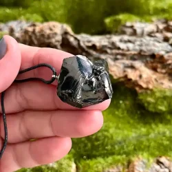 Elite Shungit Vedhng  2,6 x 2,5 cm med Vokset Sort Snre