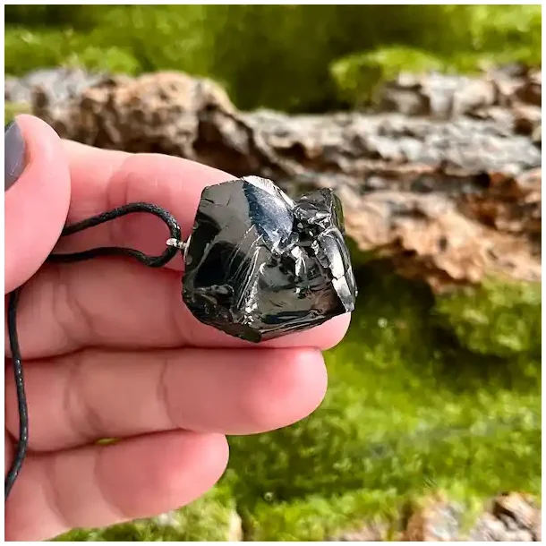 Elite Shungit Vedhng  2,6 x 2,5 cm med Vokset Sort Snre