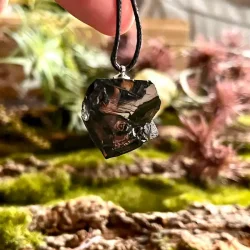 Elite Shungit Vedhng  2,6 x 2,5 cm med Vokset Sort Snre