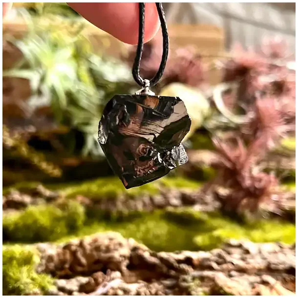 Elite Shungit Vedhng  2,6 x 2,5 cm med Vokset Sort Snre