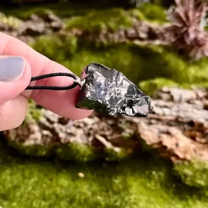 Elite Shungit Vedh�ng � 3,5 x 1,9 cm med Vokset Sort Sn�re