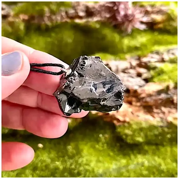 Elite Shungit Vedhng  3,1 x 3 cm med Vokset Sort Snre