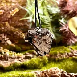 Elite Shungit Vedhng  3,1 x 3 cm med Vokset Sort Snre