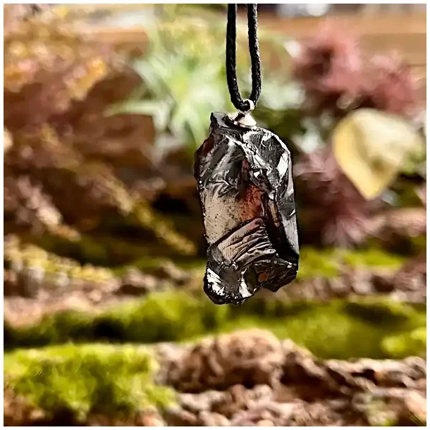 Elite Shungit Vedhng  3,4 x 2,2 cm med Vokset Sort Snre