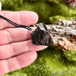 Elite Shungit Vedhng  2,7 x 2,4 cm med Vokset Sort Snre