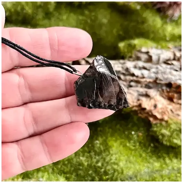 Elite Shungit Vedhng  2,7 x 2,4 cm med Vokset Sort Snre