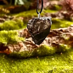 Elite Shungit Vedhng  2,7 x 2,4 cm med Vokset Sort Snre