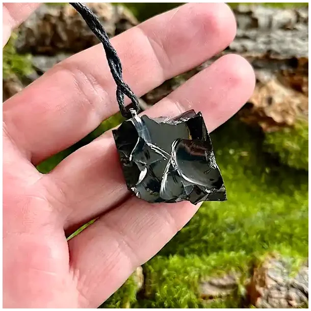 Elite Shungit Vedhng  3,1 x 2,2 cm med Vokset Sort Snre