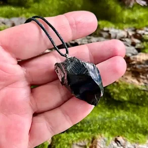 Elite Shungit Vedh�ng � 3,5 x 2,2 cm med Vokset Sort Sn�re