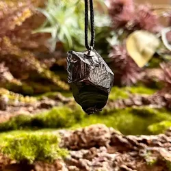 Elite Shungit Vedhng  3,5 x 2,2 cm med Vokset Sort Snre