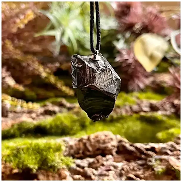 Elite Shungit Vedhng  3,5 x 2,2 cm med Vokset Sort Snre