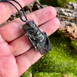 Elite Shungit Vedhng  4 x 2 cm med Vokset Sort Snre