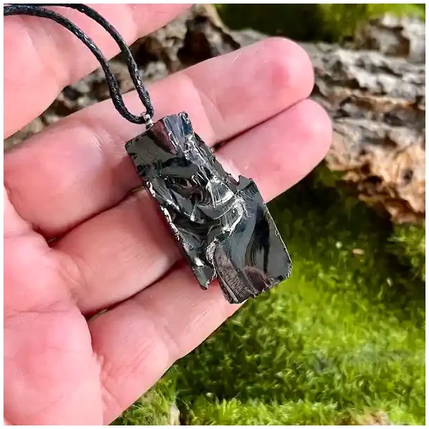 Elite Shungit Vedhng  4 x 2 cm med Vokset Sort Snre