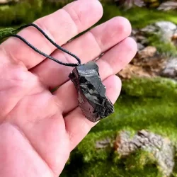 Elite Shungit Vedhng  3,8 x 2 cm med Vokset Sort Snre