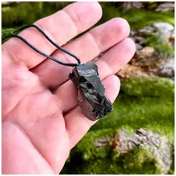 Elite Shungit Vedhng  3,8 x 2 cm med Vokset Sort Snre