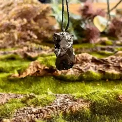 Elite Shungit Vedhng  3,8 x 2 cm med Vokset Sort Snre