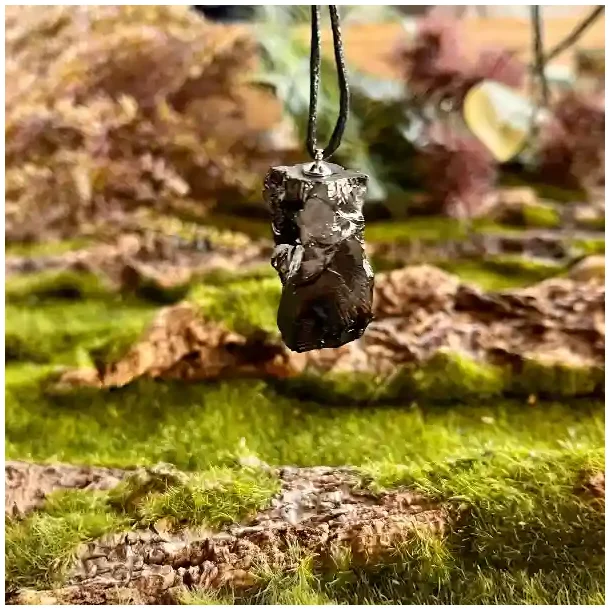 Elite Shungit Vedhng  3,8 x 2 cm med Vokset Sort Snre