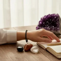 Energiens Vogter med Sort Onyx Armb�nd og Beskyttende Krystaller