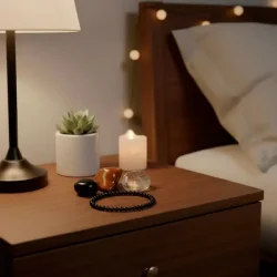 Energiens Vogter med Sort Onyx Armb�nd og Beskyttende Krystaller