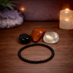 Energiens Vogter med Sort Onyx Armb�nd og Beskyttende Krystaller