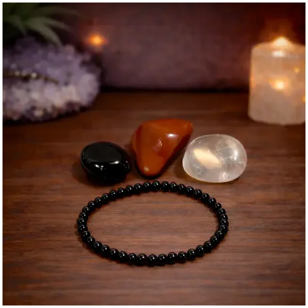 Energiens Vogter med Sort Onyx Armb�nd og Beskyttende Krystaller