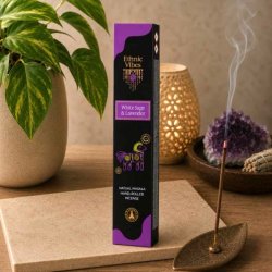 Ethnic Vibes Hvid Salvie & Lavendel h�ndrullede r�gelsespinde p� spirituelt alter med krystaller, lanterne og gr�nne planter.