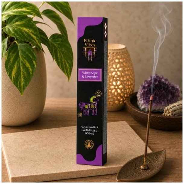 Ethnic Vibes Hvid Salvie & Lavendel h�ndrullede r�gelsespinde p� spirituelt alter med krystaller, lanterne og gr�nne planter.