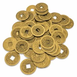 Feng Shui lykkem�nter med traditionelt kinesisk m�nster p� hvid baggrund.