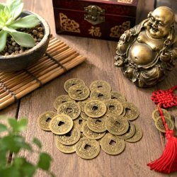 Feng Shui lykkem�nter p� tr�bord i en rolig og harmonisk indretning.