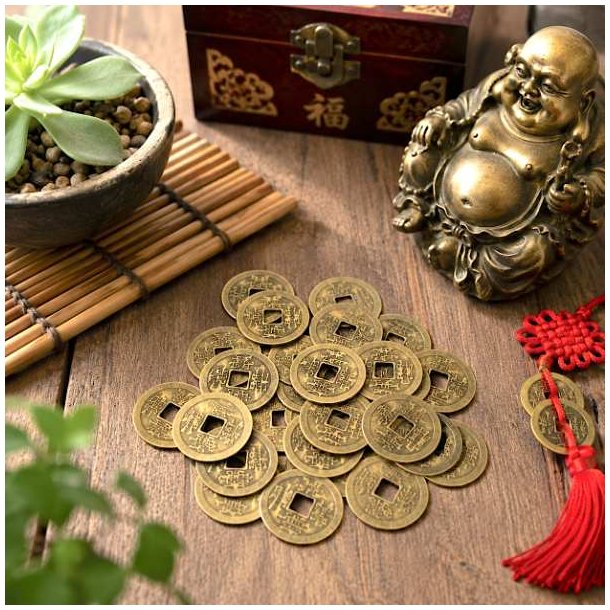 Feng Shui lykkem�nter p� tr�bord i en rolig og harmonisk indretning.